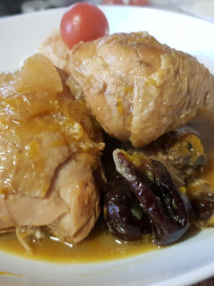 Una foto de Pollo con salsa de naranja y ciruelas
