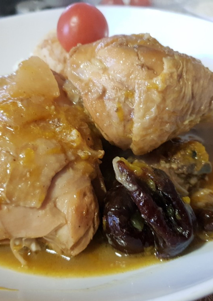 Una foto de Pollo con salsa de naranja y ciruelas