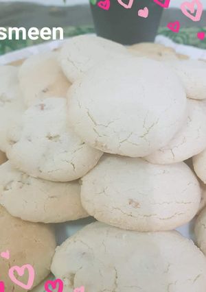 صورة لوصفة كوكيز الطحينة بقطع الجوز والشوكولا