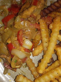 Una foto de Pechuga de pollo a la mostaza con verduras y papas fritas
