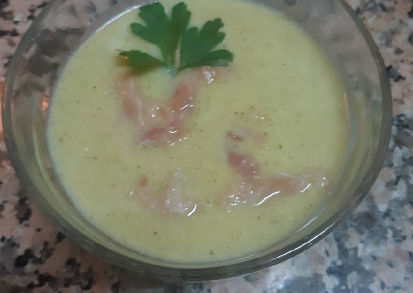 Crema de calabacín con trocitos de jamón