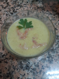 Una foto de Crema de calabacín con trocitos de jamón