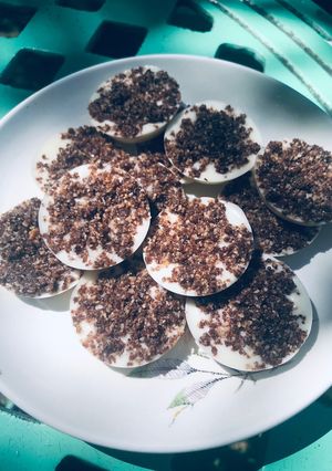 Una foto de Tabletitas de chocolate blanco con crocante de avellanas sabor nutella 😋