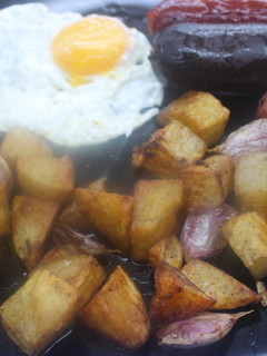 Una foto de Patatas fritas con ajos, morcilla y chorizo en freidora de aire