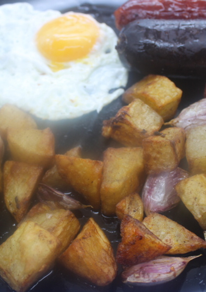 Una foto de Patatas fritas con ajos, morcilla y chorizo en freidora de aire