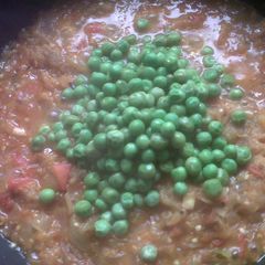 A picture of Baigan ka bharta with peas.
