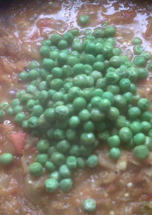 A picture of Baigan ka bharta with peas.