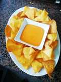 Nachos caseros con queso cheddar