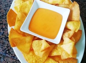 Una foto de Nachos caseros con queso cheddar