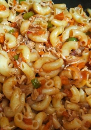 A picture of Chicken vegetables macroni.