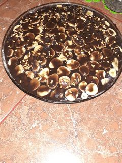 صورة لوصفة كيكة بصوص الشوكولاته والموز