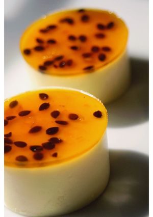Una foto de Panna Cotta con Maracuyá
