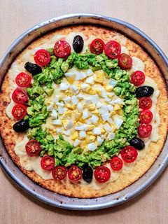 Una foto de Pizza saludable con masa de ricota 🍕 alta en proteínas y grasas saludables ❤ low carb🍕 sin gluten