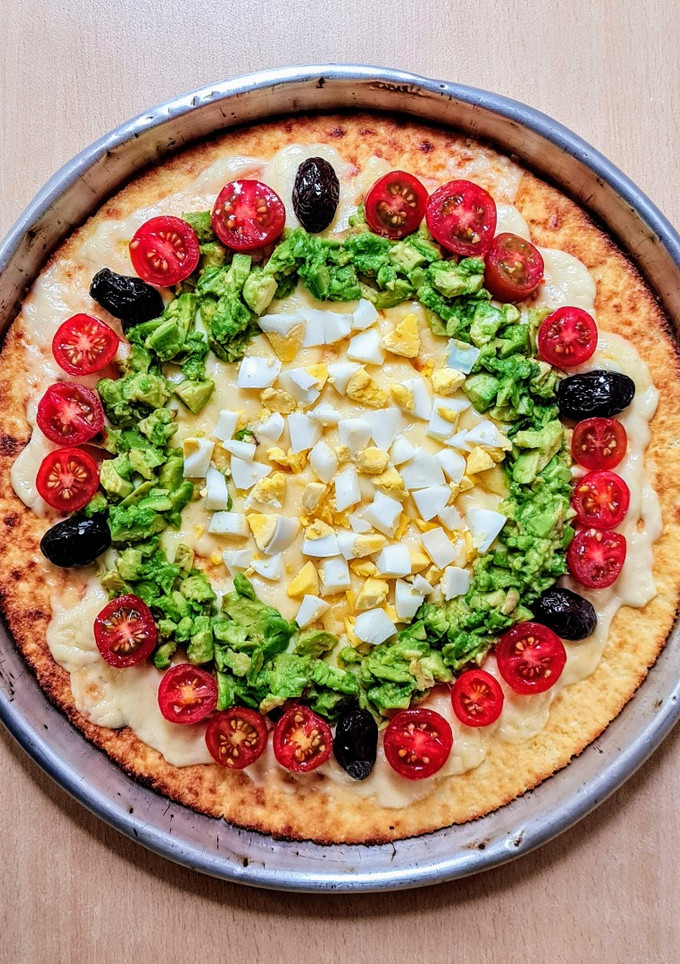 Una foto de Pizza saludable con masa de ricota 🍕 alta en proteínas y grasas saludables ❤ low carb🍕 sin gluten