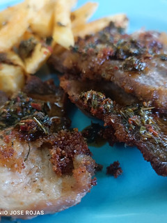 Una foto de Lomo de dos colores con adobo de cazón