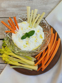 Una foto de 🥒🫙 Tzatziki (salsa / dip griego de pepino y yogurt) 🫙🥒