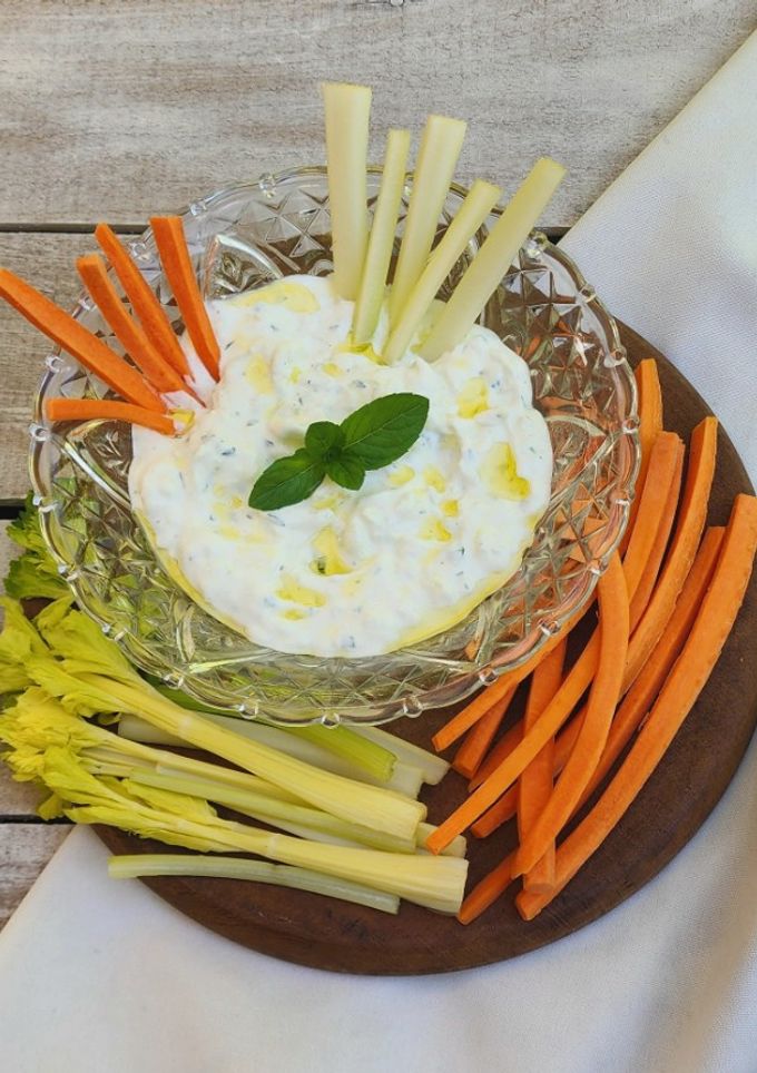 Una foto de 🥒🫙 Tzatziki (salsa / dip griego de pepino y yogurt) 🫙🥒