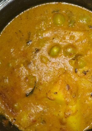 A picture of Aloo matar.