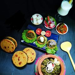A picture of Saag Gosht with Makkai Ki Roti.