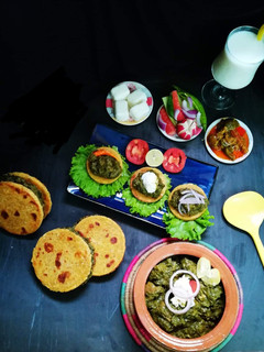 A picture of Saag Gosht with Makkai Ki Roti.