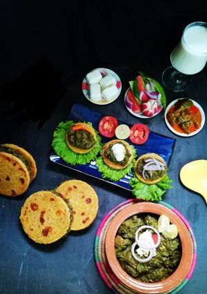 A picture of Saag Gosht with Makkai Ki Roti.