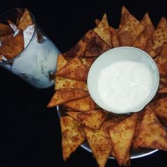A picture of Nachos with mayonnaise.