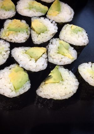 รูปของ Avocado maki rolls ข้าวห่ออะโวคาโดสูตรง่าย