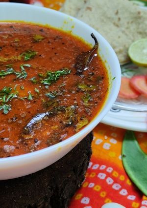 ताजी डबल बीन्स रस्सा भाजी (Beans Rassa Bhaji Recipe In Marathi) रेसिपी चे मुख्य फोटो 