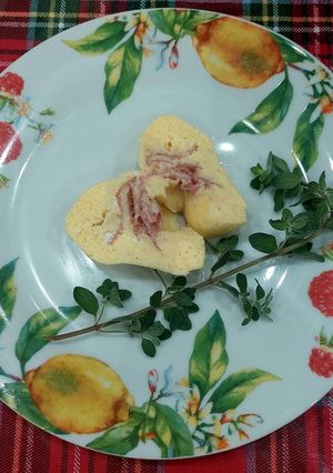 Foto di Boiled eggs saporite con salame e parmigiano