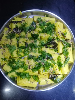 ખાંડવી(Khandvi Recipe in Gujarati) રેસીપી મુખ્ય ફોટો