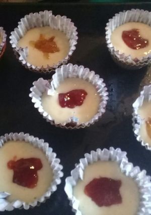 Una foto de Muffins Rellenos de Dulces de Naranja y Frutilla🍊🍓