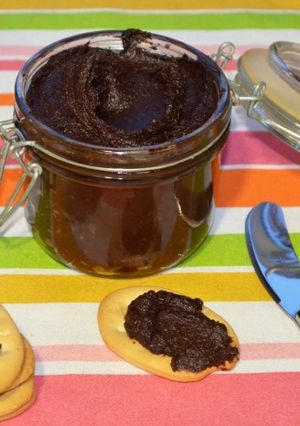 Una foto de Leche, cacao, avellanas y edulcorante, la ‘Nutella fitness’