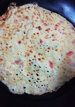 A picture of Onion tomato rava dosa.