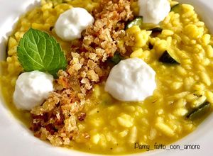 Foto di Risotto zucchine, zafferano, bufala, briciole di pane alle alici