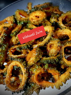 खट्टे-मीठे-चटपटे करेला रिंग्स (Khatte Mithe chatpate karela rings recipe in Hindi) रेसिपी मुख्य फोटो