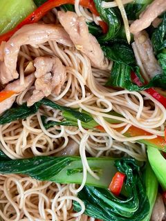 รูปของ หมี่เหลืองผัดหมูหั่นเส้นกวางตุ้ง🌶️🫚🍜