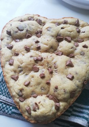 Une photo de Cookies géant aux pépites de chocolat et fourrés..
