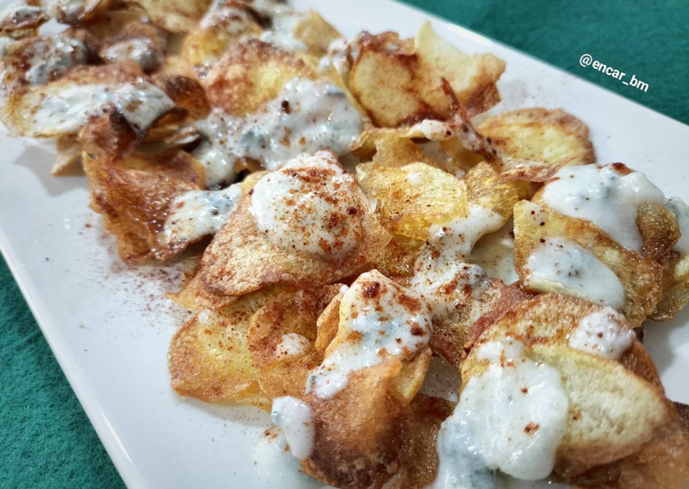 Chips de patata con salsa gorgonzola