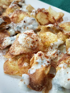 Una foto de Chips de patata con salsa gorgonzola