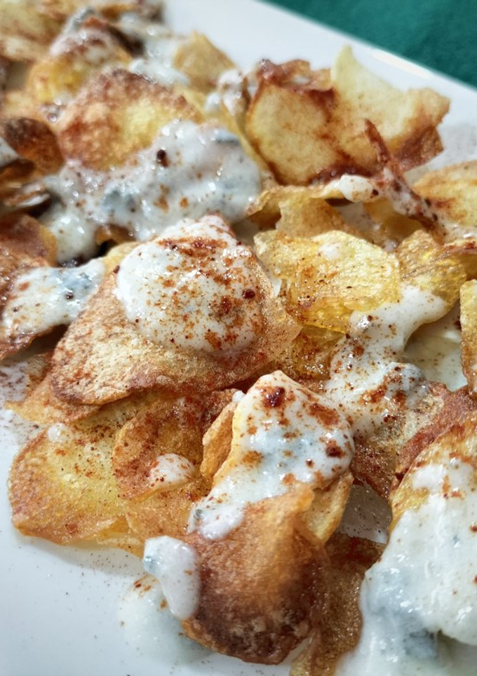 Una foto de Chips de patata con salsa gorgonzola
