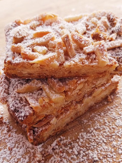 Una foto de Coca de chicharrones 2025 v1: Base hojaldrada de croissant