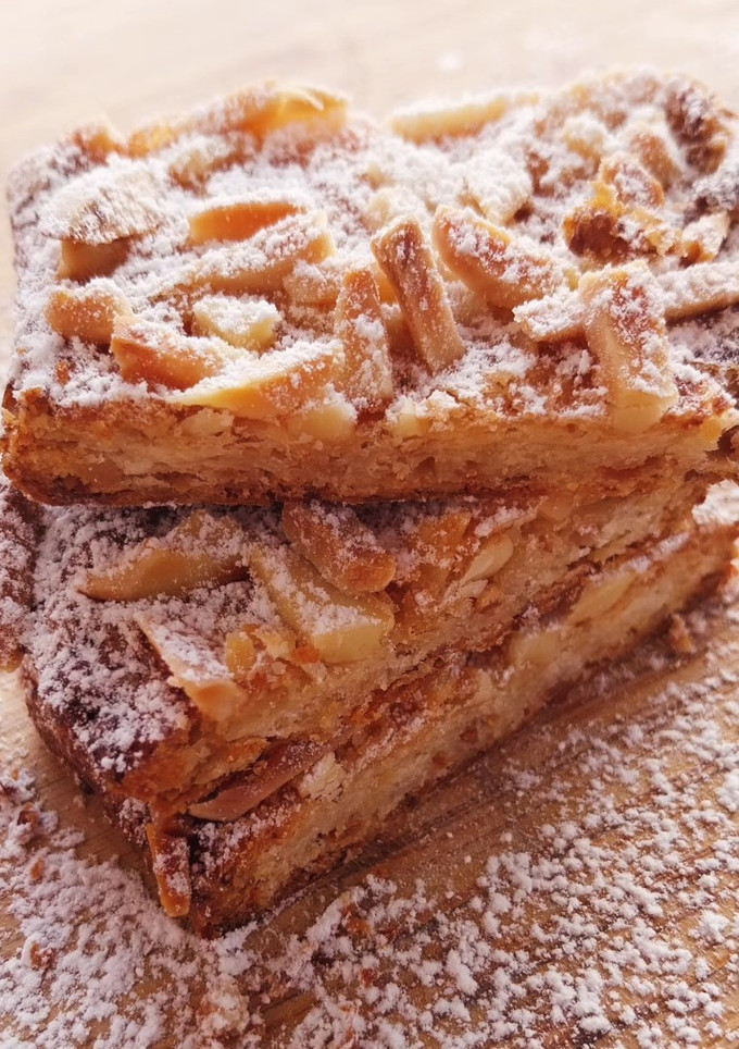 Una foto de Coca de chicharrones 2025 v1: Base hojaldrada de croissant