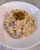 Салат с сельдью, зелёным горошком, маринованным луком