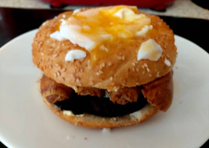 Steps to Prepare Jamie Oliver My Black Pudding, Sausage &amp; Poached Egg Sesame Seeded Bagel 🥰