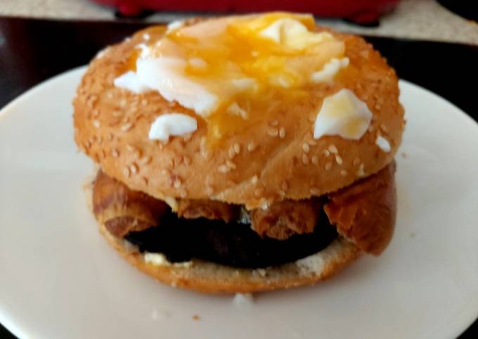 So Delicious Mexican Cuisine My Black Pudding, Sausage & Poached Egg Sesame Seeded Bagel 🥰 So Yummy Mexican Cuisine My Black Pudding, Sausage & Poached Egg Sesame Seeded Bagel 🥰