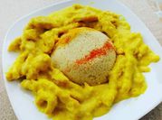 Una foto di petto di pollo e curcuma