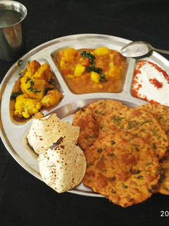 बेड़मी मेथी पूरी और आलू सब्जी (bedmi puri and aloo sabzi recipe in Hindi) रेसिपी मुख्य फोटो