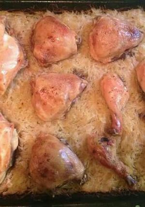 Sült csirke, savanyú káposzta ágyon recept fotója