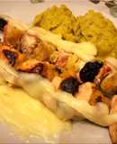 Brochette de pollo a la mariland con banana, ananá y ciruelas secas con salsa de almíbar dulce!