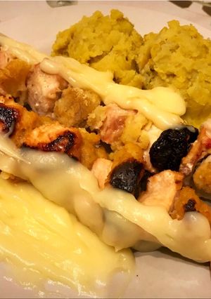 Una foto de Brochette de pollo a la mariland con banana, ananá y ciruelas secas con salsa de almíbar dulce!